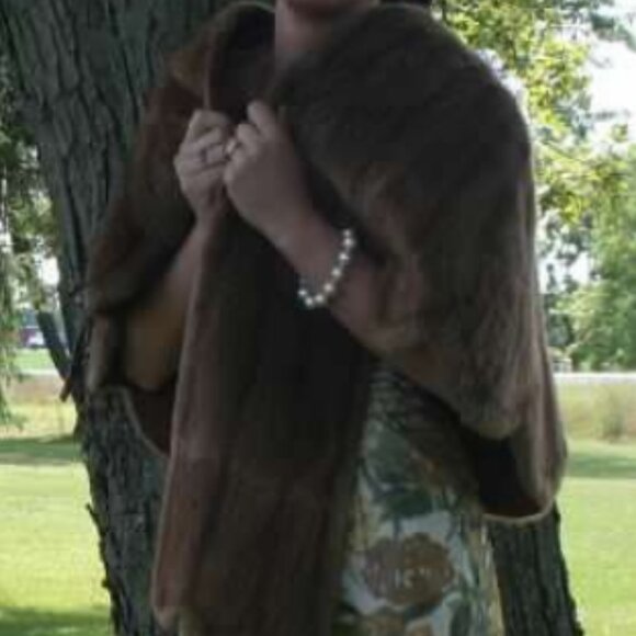 1940s Beige Mink Stole, Scalloped Edge from Simpson's Fur Shop - Picture 7 of 13